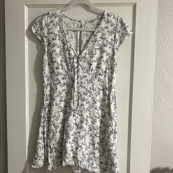 Abercrombie & Fitch Dresses & Skirts - Abercrombie White Dress with Blue Floral Print